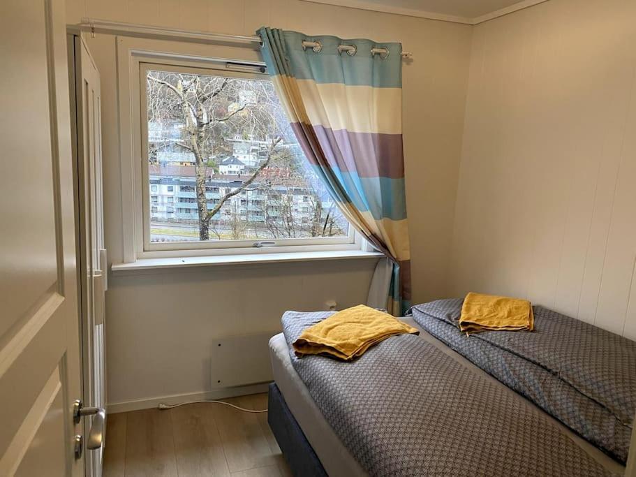 Lovely 2 Bedroom Apartmen With Free Parking เบอร์เกน ภายนอก รูปภาพ