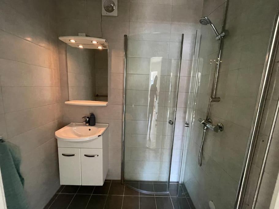 Lovely 2 Bedroom Apartmen With Free Parking เบอร์เกน ภายนอก รูปภาพ